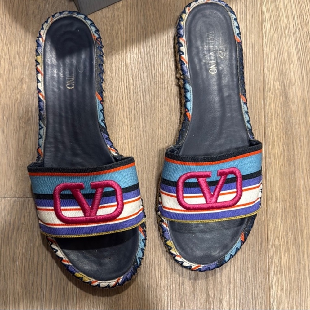Beautiful Valentino sandals 
Multi color